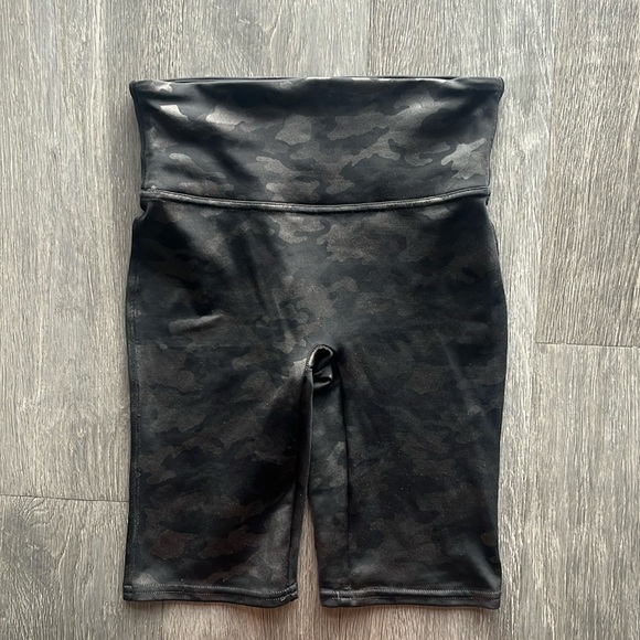 Spanx Faux Leather Biker Shorts ✧ Matte Black Camo ✧ Size S - Picture 2 of 4